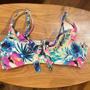 Swim top sz.S. Key hole in front. Double strap in back. Adjustable shoulders